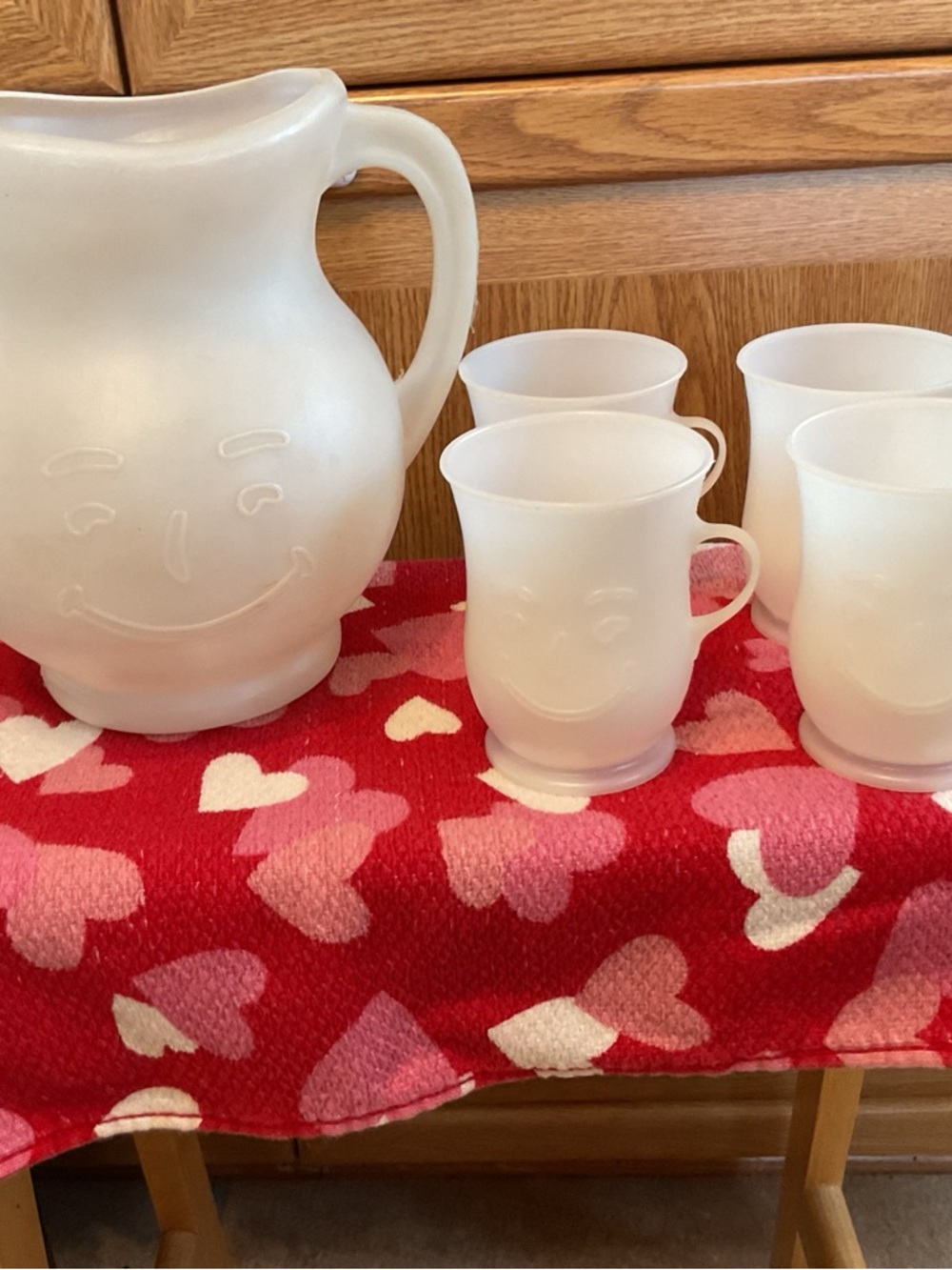 Smiling Face Milk Glass Pitcher and 4 Mugs - White